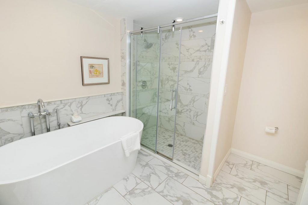 Bath tub and glass shower